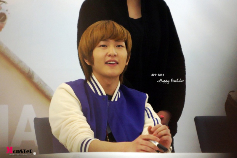  [Fan Photo] Onew au The Son of The Sun Fansigning 111213  127