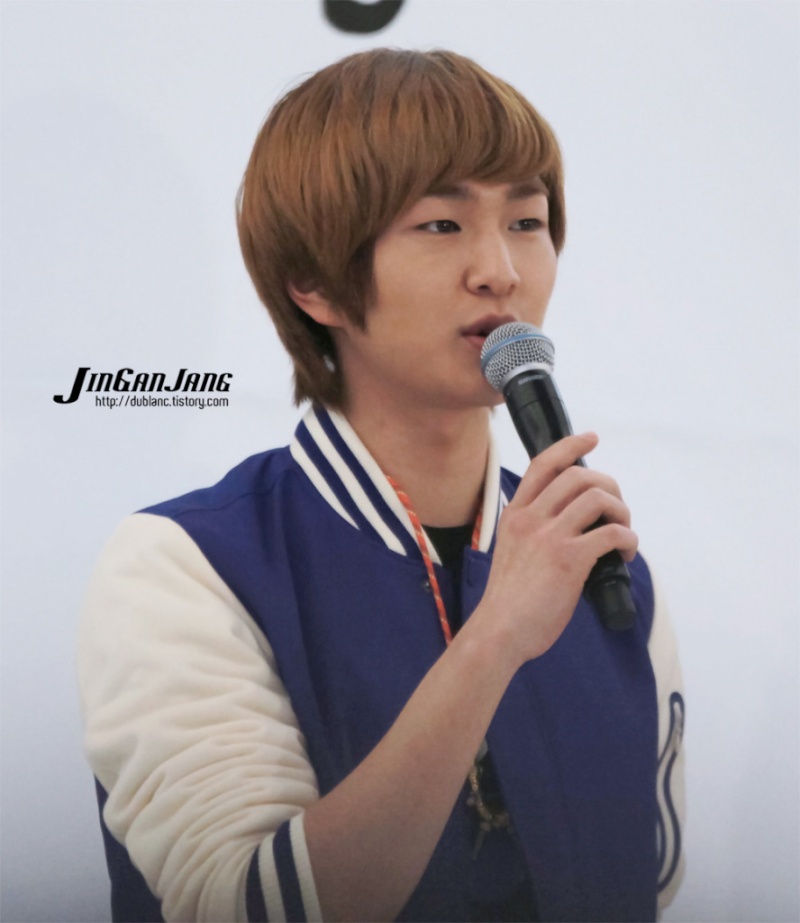 [Fan Photo] Onew au The Son of The Sun Fansigning 111213  1322