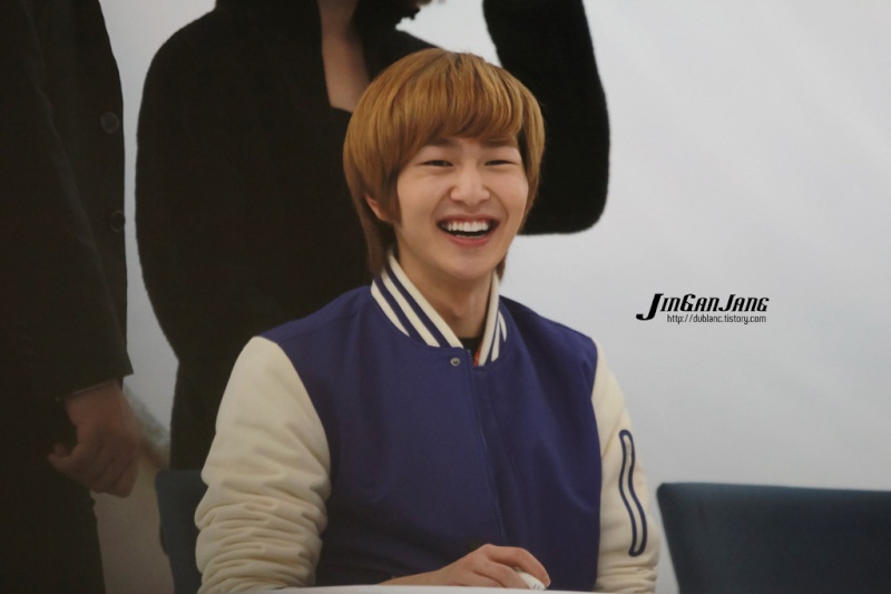  [Fan Photo] Onew au The Son of The Sun Fansigning 111213  1618