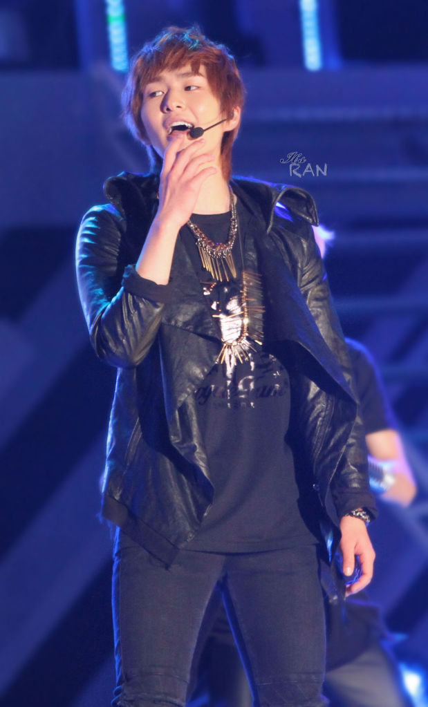 Onew @Hallyu Wave Dream Concert (03.10.2011) 1912