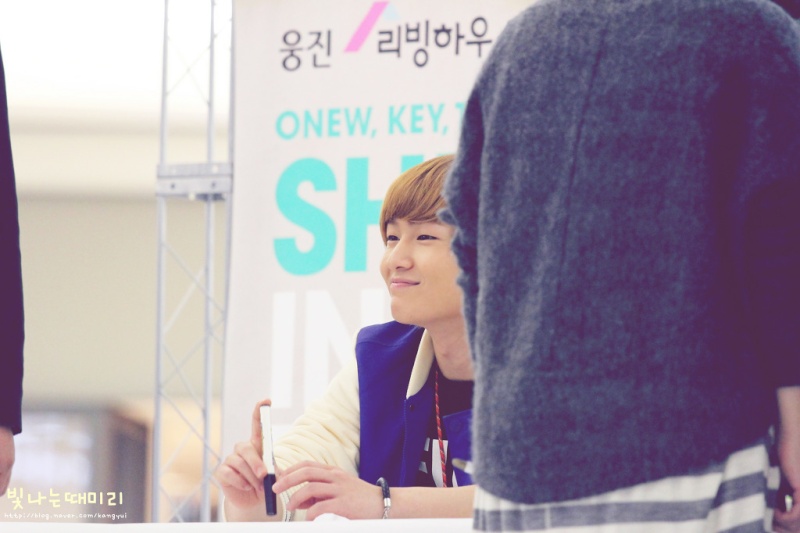  [Fan Photo] Onew au The Son of The Sun Fansigning 111213  2116