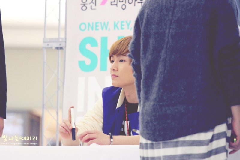  [Fan Photo] Onew au The Son of The Sun Fansigning 111213  2216