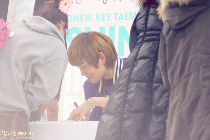  [Fan Photo] Onew au The Son of The Sun Fansigning 111213  2316