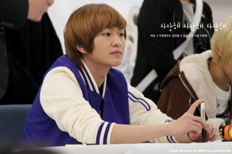  [Fan Photo] Onew au The Son of The Sun Fansigning 111213  2415