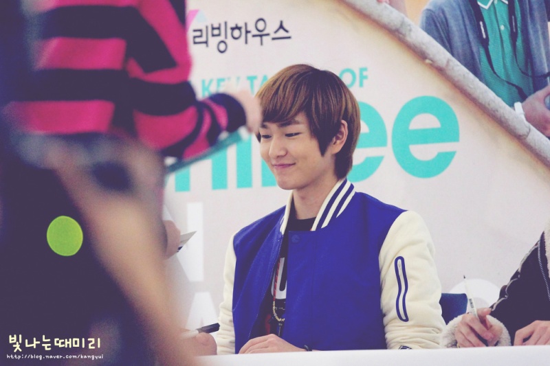  [Fan Photo] Onew au The Son of The Sun Fansigning 111213  326