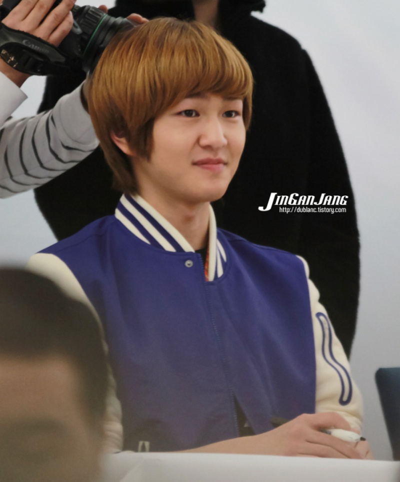 [Fan Photo] Onew au The Son of The Sun Fansigning 111213  426