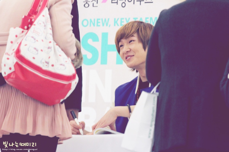  [Fan Photo] Onew au The Son of The Sun Fansigning 111213  626
