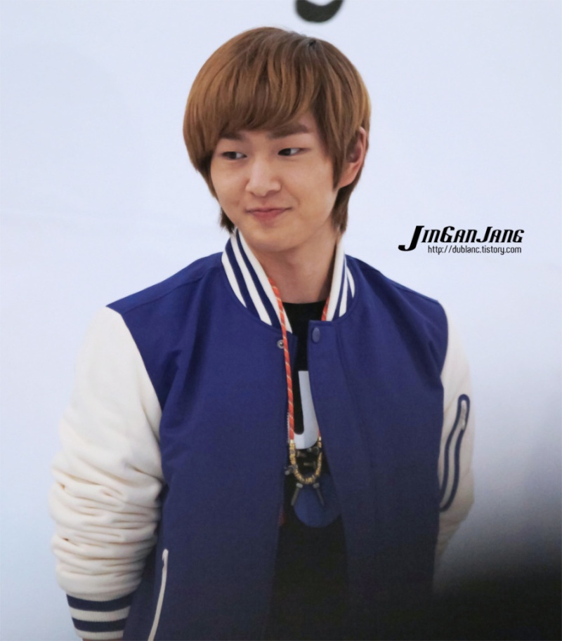  [Fan Photo] Onew au The Son of The Sun Fansigning 111213  725