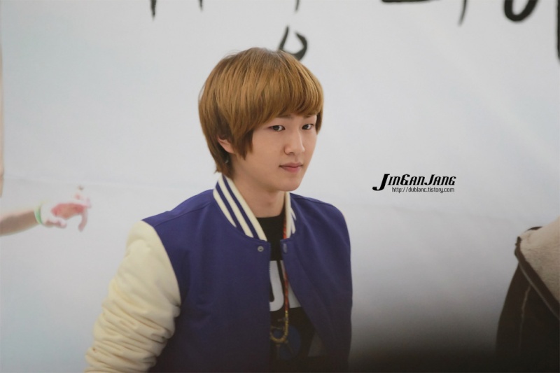  [Fan Photo] Onew au The Son of The Sun Fansigning 111213  824