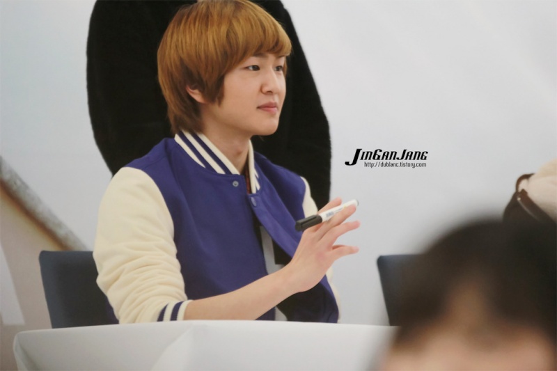  [Fan Photo] Onew au The Son of The Sun Fansigning 111213  924