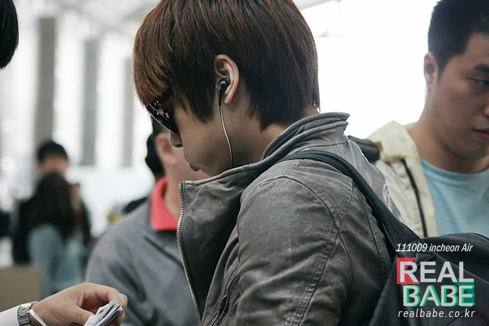  [Fan Photo] Jonghyun au Incheon Airport 111009 D0113312