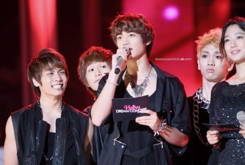 SHINee @Hallyu Wave Dream Concert (03.10.2011) Shinee14