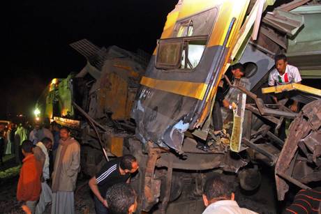 Treno contro scuolabus Morti 40 bimbi in Egitto. F9300210