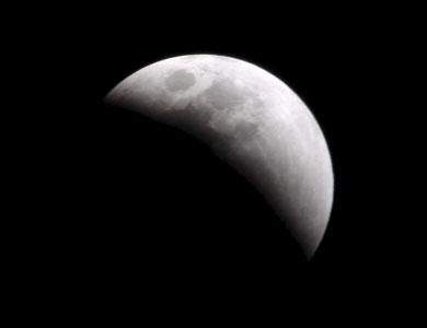 «البحوث الفلكية»: خسوف كلى لـ«القمر» السبت فى مصر  01_010