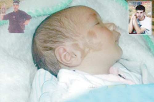 طفل فلسطيني يولد بإسم عمه الشهيد علي خده  13212310