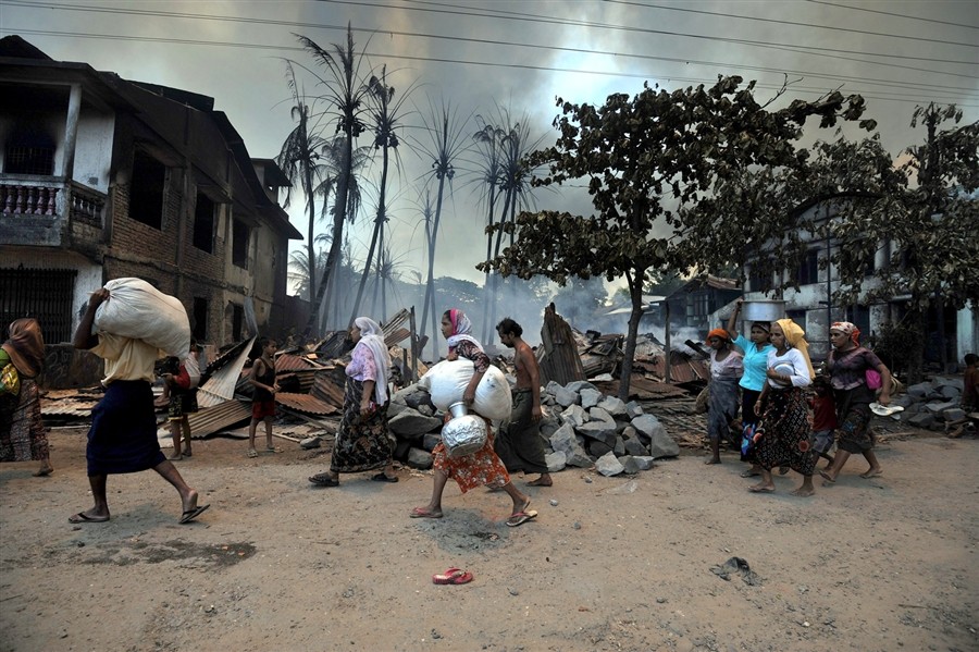 العنف يقتل 2000 ويشرد 90 ألف مسلم في بورما Pb-12010