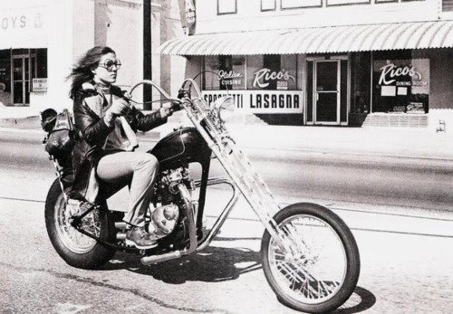 Miss and bikes 41954310