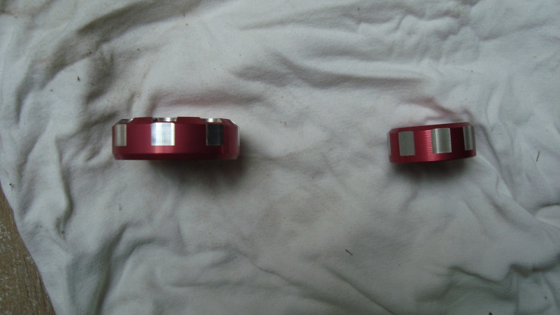 Echange deux couvercles(embrayage et freins) anodisés rouges VENDUS Dsc01611