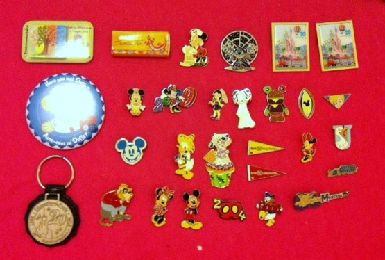 Divers pin's +porte cle et badges Pins112