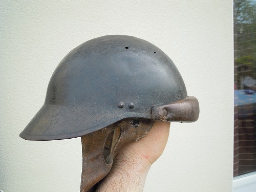 Les petites rentrées du confinement. ( bonnet de police , plaque de stalag, casque modèle 35 et casque modèle 1926 du génie) Dscn9316