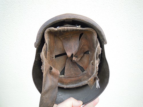 Les petites rentrées du confinement. ( bonnet de police , plaque de stalag, casque modèle 35 et casque modèle 1926 du génie) Dscn9318