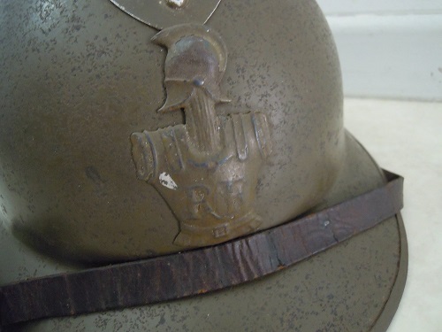 Les petites rentrées du confinement. ( bonnet de police , plaque de stalag, casque modèle 35 et casque modèle 1926 du génie) Dscn9322