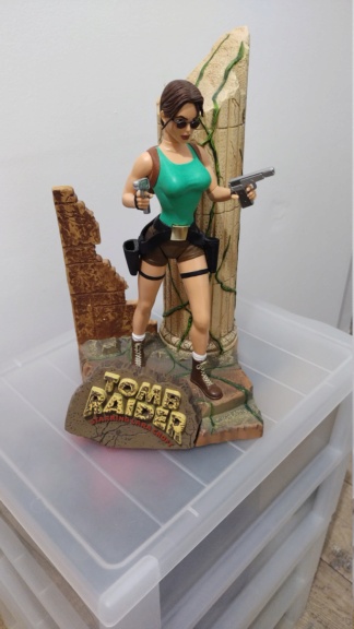 [VDS] Statuelle Tomb raider "Lara Croft in jungle outfit" Img_2075
