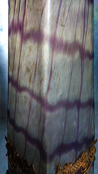 Rindskoff  vase  poudre grise et fils violet irréguliers à monture dorée _07_en10