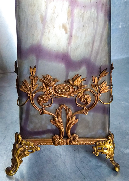 Rindskoff  vase  poudre grise et fils violet irréguliers à monture dorée _08_en10