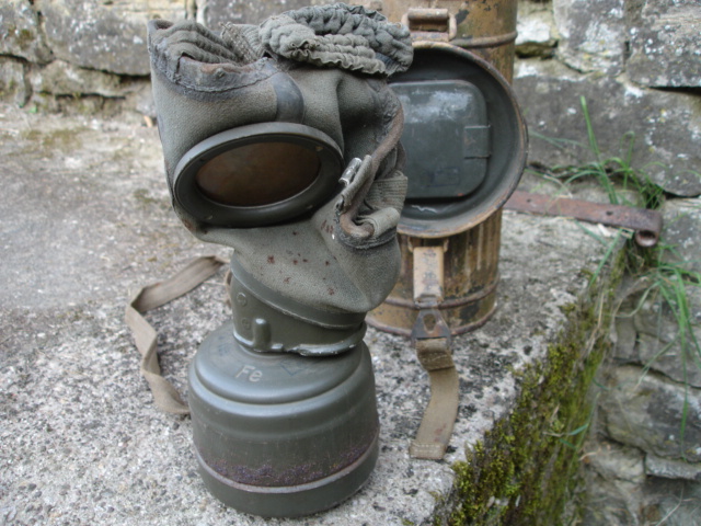 masque à gaz allemand camouflé Dsc08416