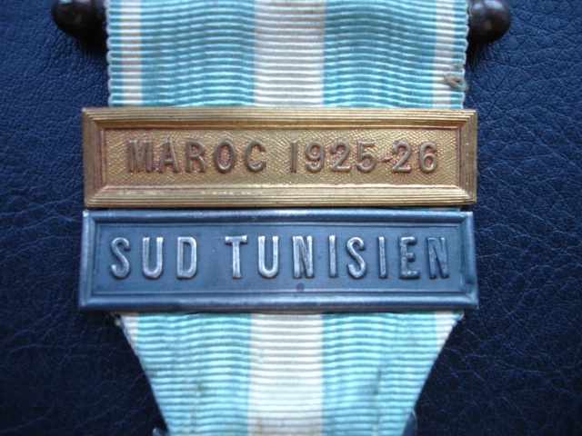 médaille coloniale avec 2 agrafes Dsc09011