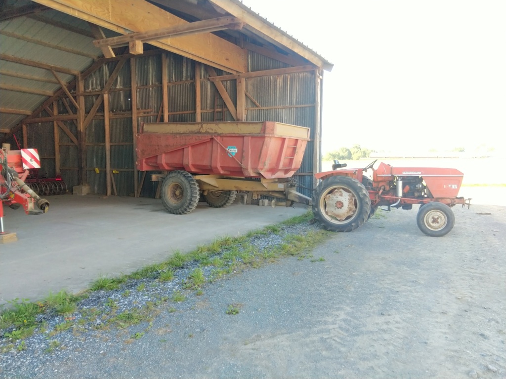 Qui garde ses vieux tracteurs ? Img_2265