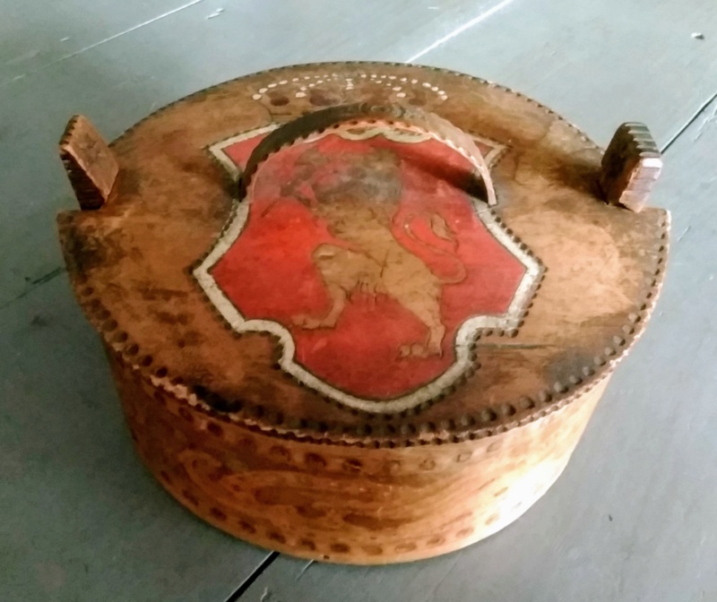 Oval wooden box with shield on lid Img_2032