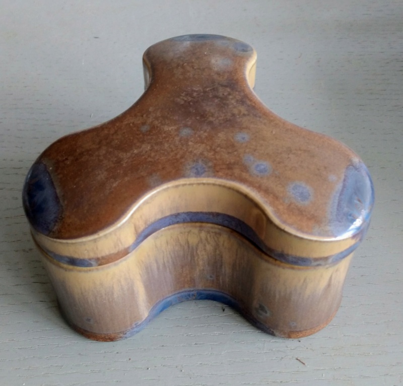 Strange shaped porcelain box - unsigned  Img_2351