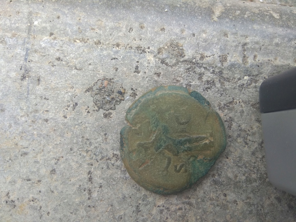 Pouvez-vous m'aider à identifier cette monnaie romaine svp ? Img_2010