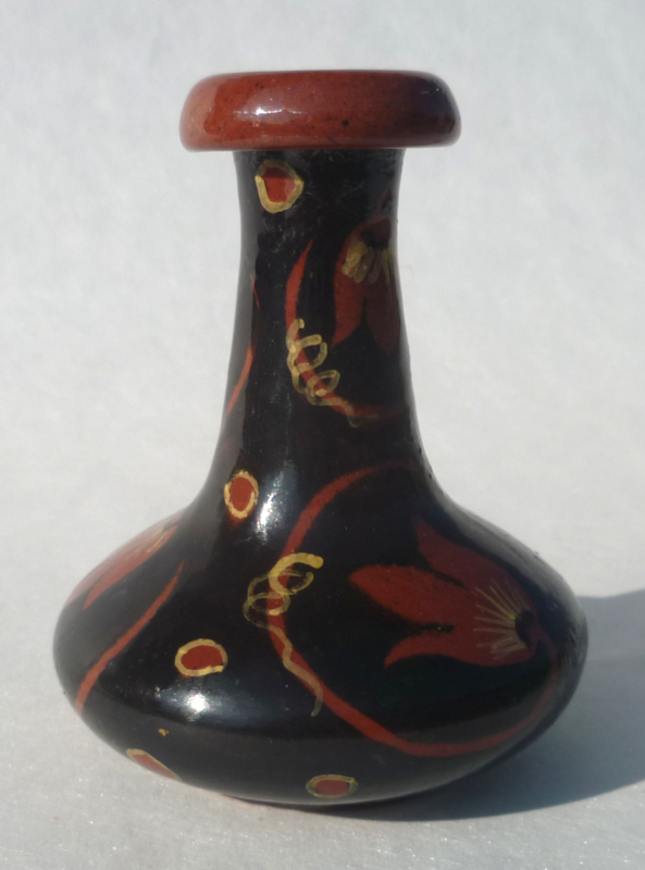 Petit vase marqué ... qui a fait ça ... marque dans une tour BB ou BS 1918 à identifier Bb110