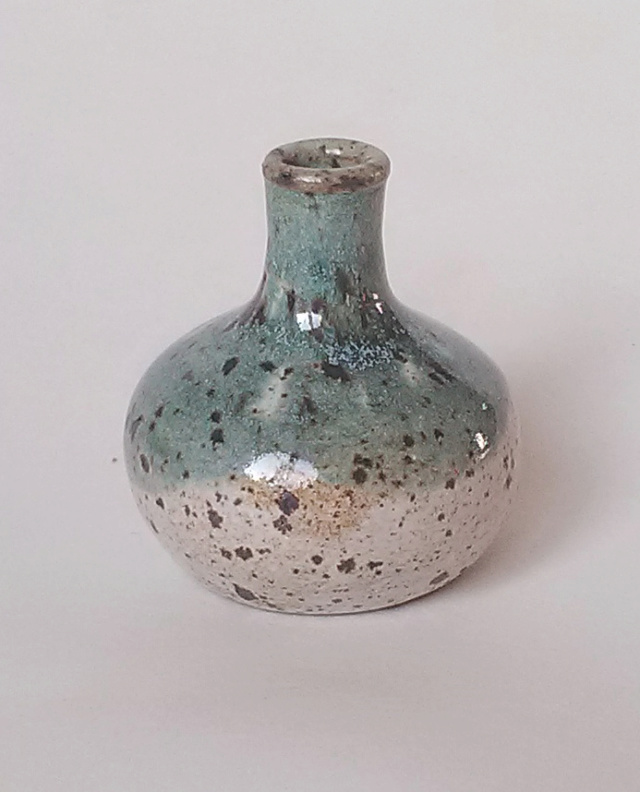 Vase miniature pyrité émaillé  turquoise et beige signé en dessous à identifier Mini110