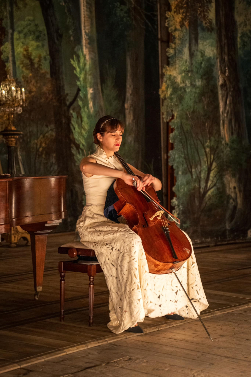 La violoncelliste Camille Thomas joue dans le petit théâtre de Marie-Antoinette Telech11