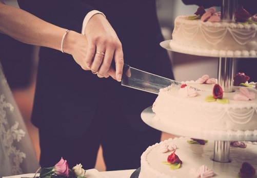 كيف تتعلمى إيتيكيت كعكة الزفاف وقواعد تقطيعها وتناولها؟ Ea9bd410