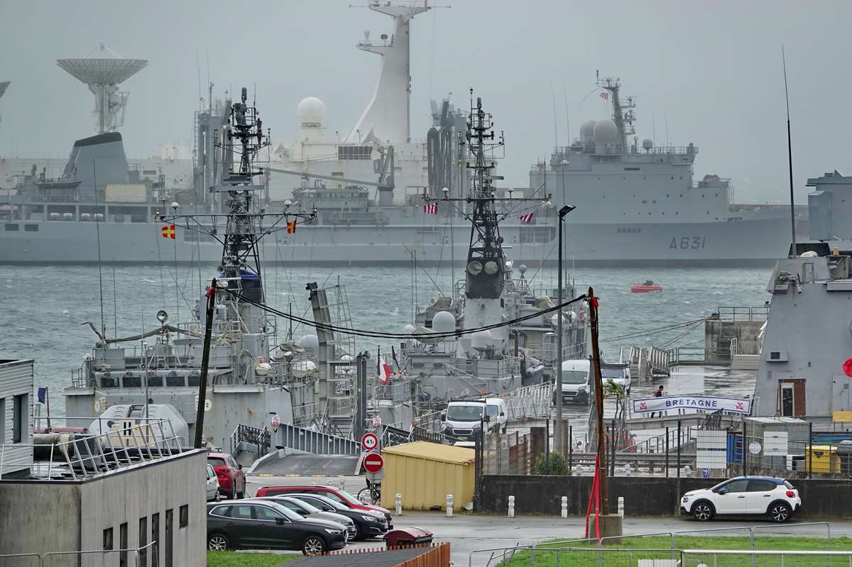 Brest - [Les ports militaires de métropole] Port de BREST - TOME 3 - Page 37 _co24032