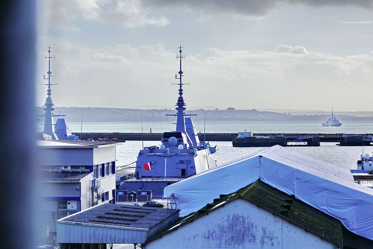 Brest - [Les ports militaires de métropole] Port de BREST - TOME 3 - Page 38 _co31022