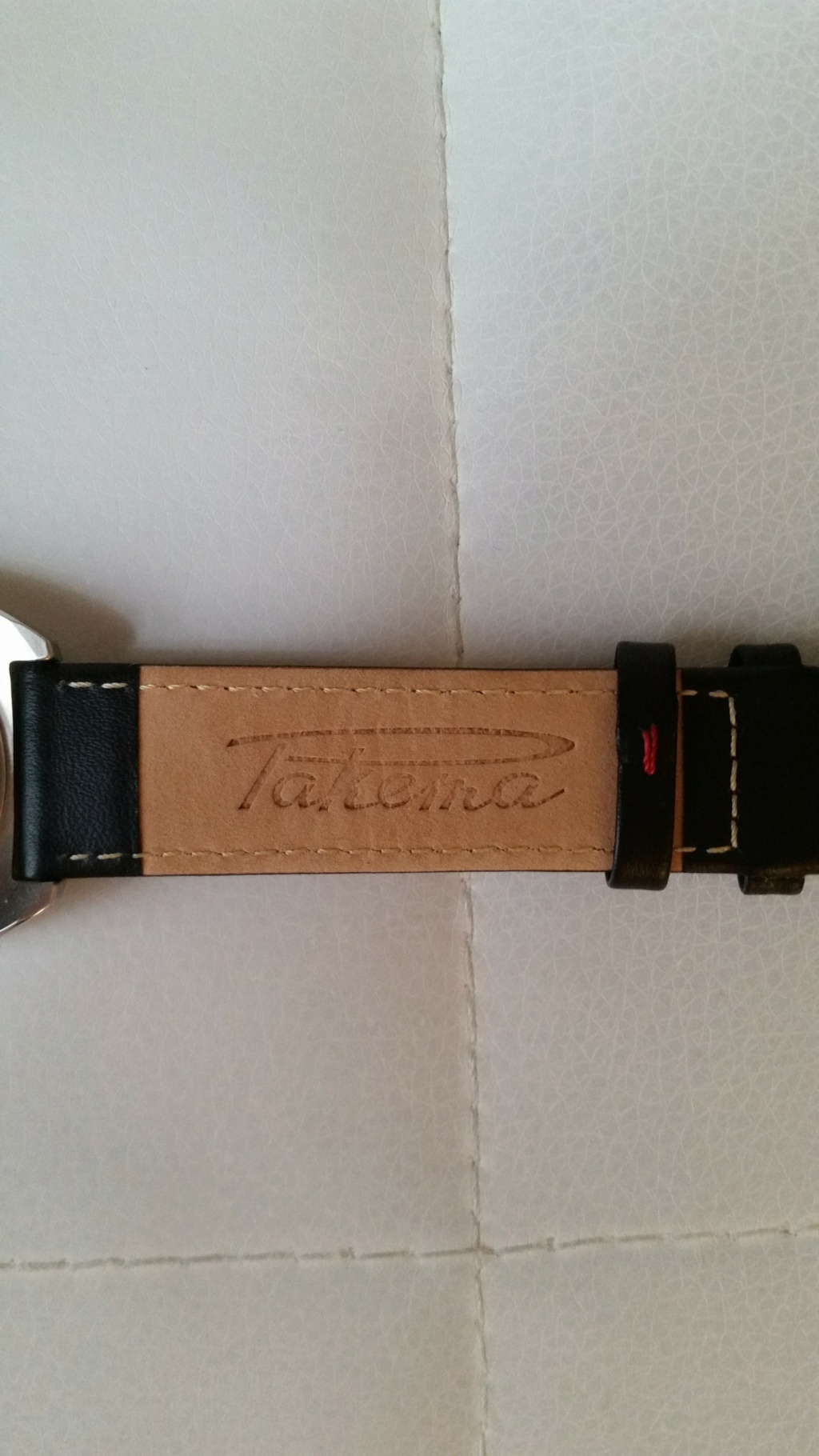 Don d'un bracelet « Pakema » en cuir 20230512