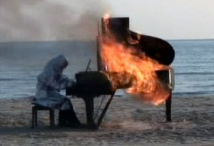 Il joue sur un piano... en feu Burnin10