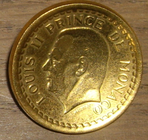 Monnaie transformé en bouton 2franc Louis II de Monaco  Imgp6616