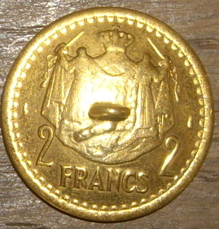 Monnaie transformé en bouton 2franc Louis II de Monaco  Imgp6617