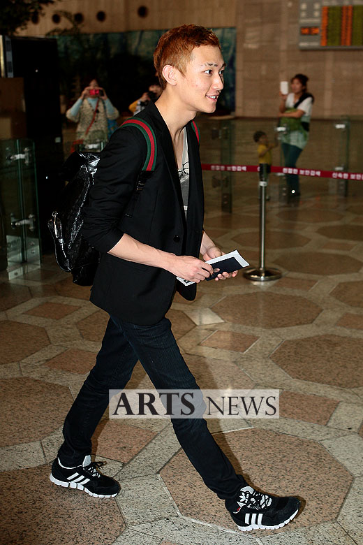 [Photos] 24/04/12 AJ @ Gimpo Airport Tisn8p10