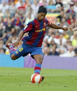 Manchester City veut Ronaldinho Divorc10