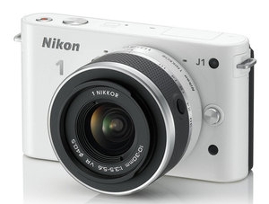 Nikon 1 J1 blanc avec Nikkor VR 10-30 mm f/3.5-5.6