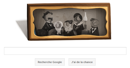 Google rend hommage à Louis Daguerre, un des inventeurs de la photographie en proposant un Doodle le 18 novembre 2011 pour le 224ème anniversaire de sa naissance