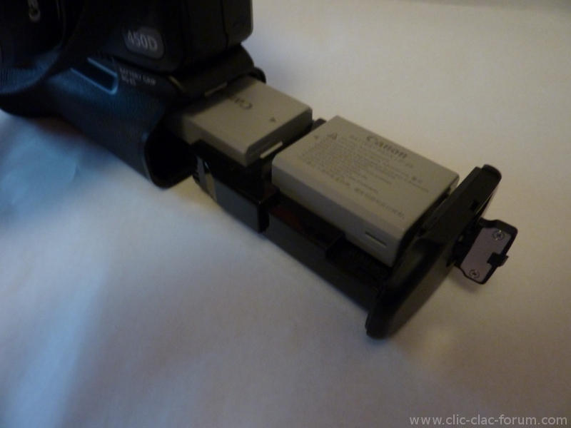 Deux batteries dans un Canon Grip BG-E5 sur reflex Canon EOS 450D